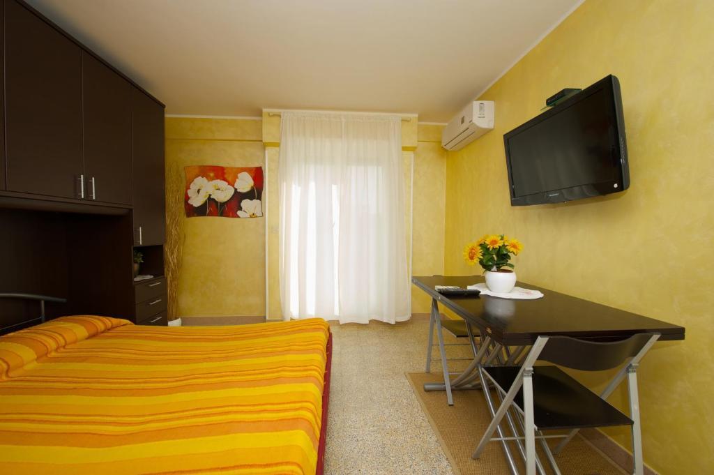 Holiday And Guest house *