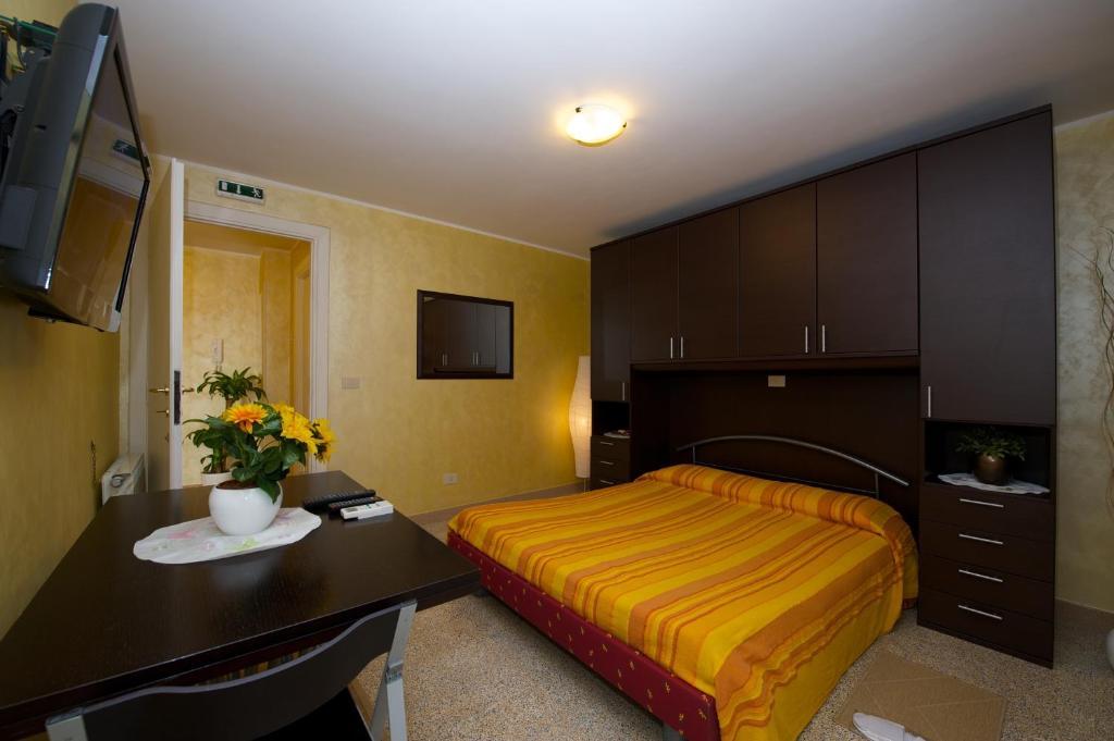 Holiday And Guest house